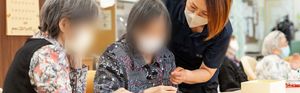 和やかな様子の室内  