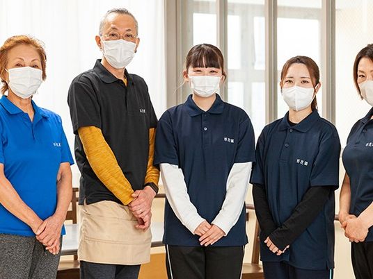 スタッフ集合の明るい室内  