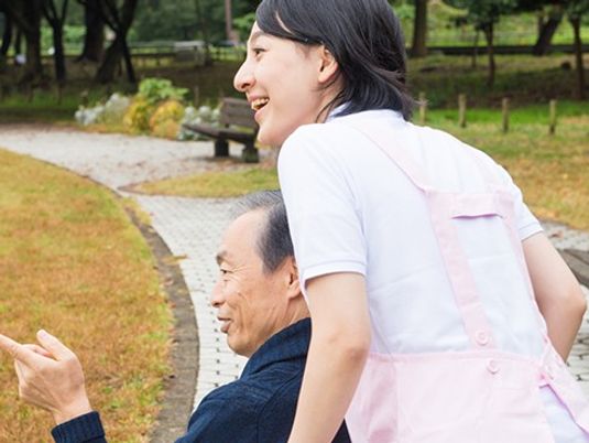 屋外で寄り添う人物  