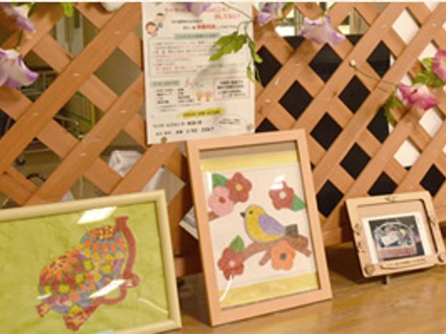描かれた絵の展示 掲示物 色とりどりの作品が展示されており、心温まる雰囲気を醸し出しています。休憩時間にぜひご覧ください。