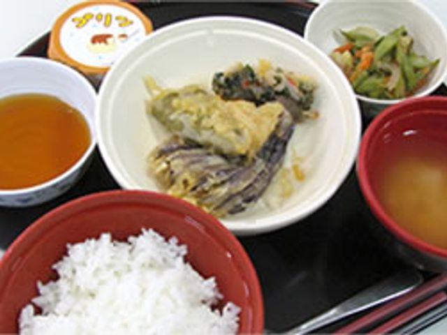 バランスの良い食事 食堂 栄養バランスを考慮した食事が提供される環境です。安心してお食事を楽しめます。