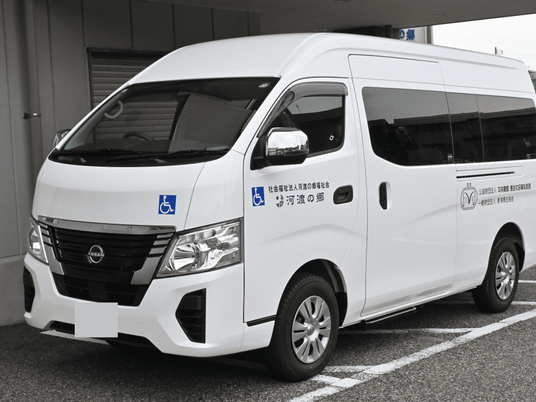 送迎車が停まる外観  