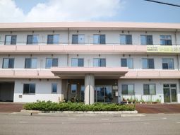 明るい建物のエントランス