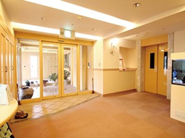 開放感のあるエントランス エントランス 開放感がある広々としたエントランスでは、自然光が入り、来訪者を温かく迎えます。