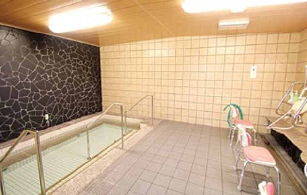 広々とした浴槽の浴室