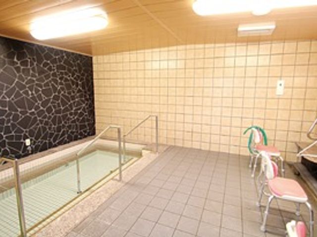 広々とした浴槽の浴室 浴室 安心して利用できる広々とした空間です。手すりがあり、安全に入浴できます。