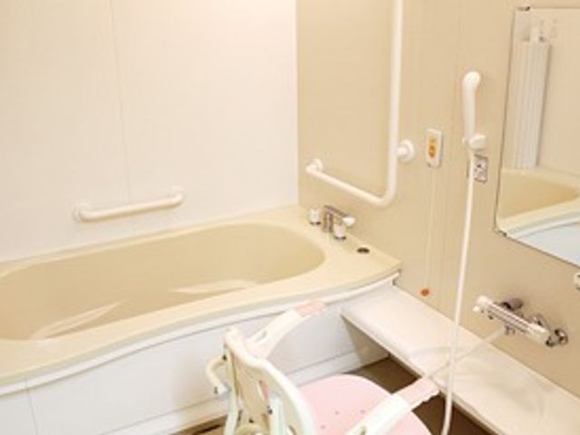 快適な浴室 浴室 入浴がしやすい設備が整った快適な空間です。手すりが設置されており、安全に利用いただけます。