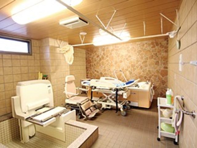 機能的な浴室 浴室 安全で快適に利用できる機能的な空間です。移動がしやすく、壁には手すりが設置されています。