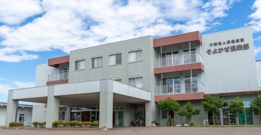 緑色の外壁が特徴的な建物