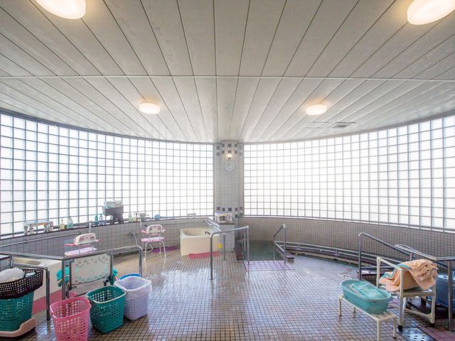 採光が良い浴室 浴室 自然光がたっぷり入る広々としたバスルームです。快適に利用できる工夫が施されています。