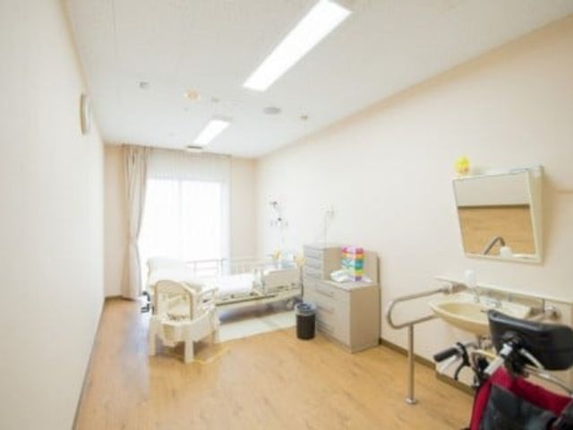 明るい空間の居室 居室 自然光が差し込む明るい居室です。バリアフリー設計で安心して過ごせます。