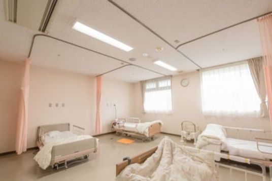 明るいベッド部屋
