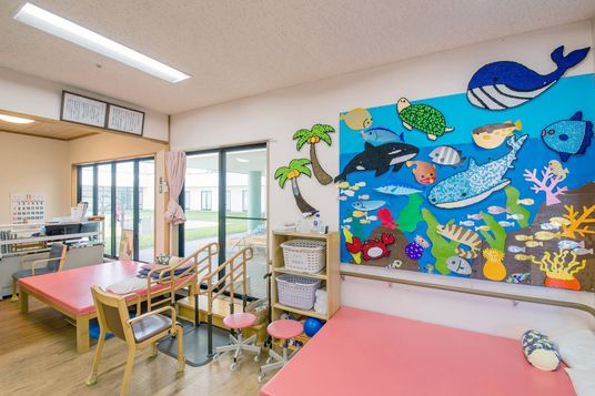 自然光が入る明るい多目的室