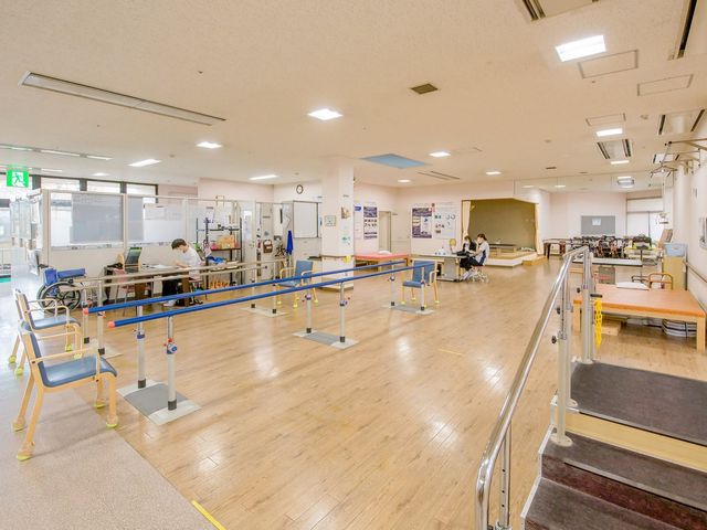機能訓練室 機能訓練室 広々とした機能訓練室で、利用者がトレーニングに励んでいます。自然光が差し込む明るい環境です。
