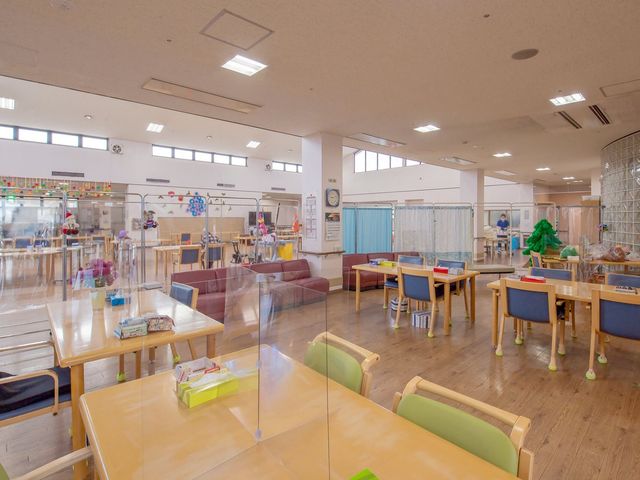 明るい空間のリビング リビング 透明な仕切りが設置された広々としたリビングで、換気が良く快適に過ごせます。自然光がたっぷりと差し込み、リラックスしたひとときを提供します。
