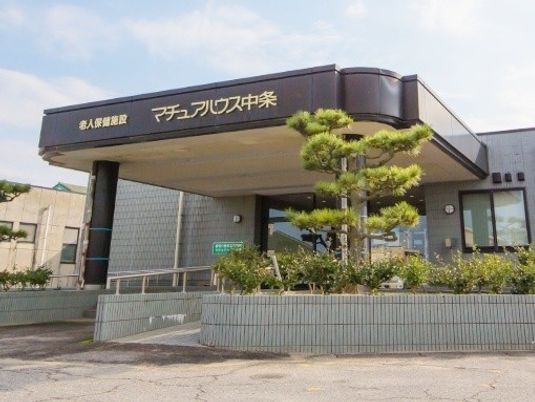 施設の正面外観  