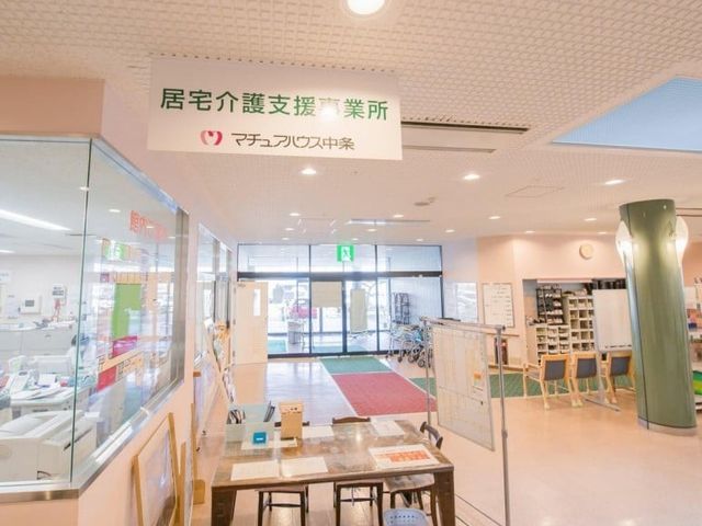 受付のあるロビー ロビー   明るく開放的なロビーで、受付や掲示、車椅子も見えます。来訪対応や案内のしやすさが伝わる空間です。