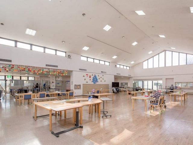 自然光が入る大部屋 多目的室 明るい自然光がたっぷり差し込む広々とした空間です。多様な活動に対応できるレイアウトになっています。
