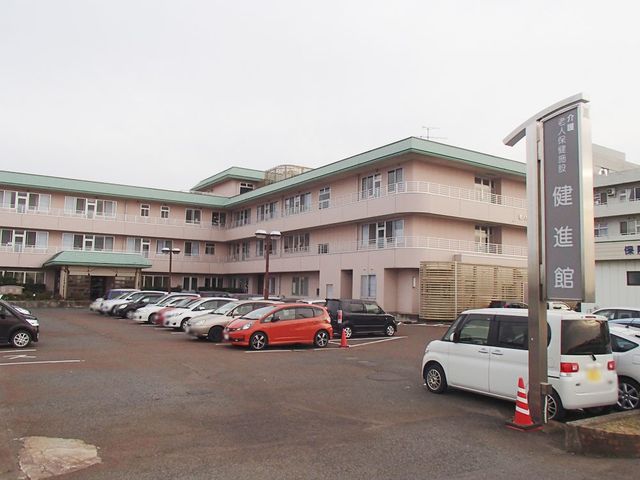 駐車場と建物外観
