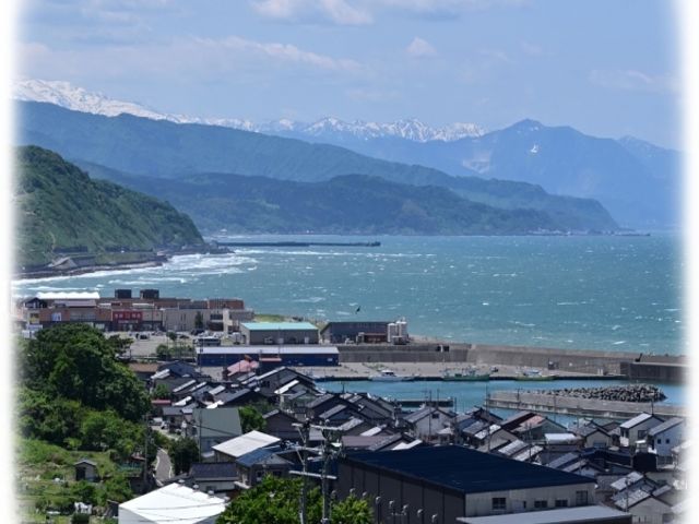 海と山が見える風景 外観 山と海に囲まれた地域での勤務は、自然を感じながら心地よく働けます。