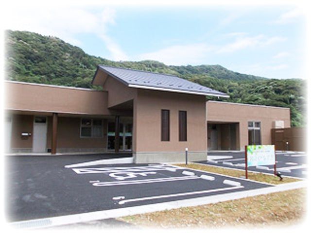 山に囲まれた外観 外観 緑豊かな山々に囲まれた施設。広々とした駐車スペースがあり、アクセスが便利です。
