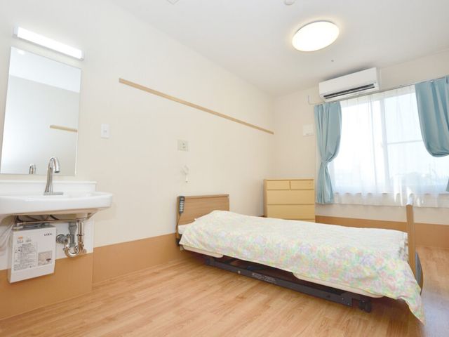 個室の居室 居室 明るい自然光が差し込む居室です。シンプルで機能的な設計がされています。