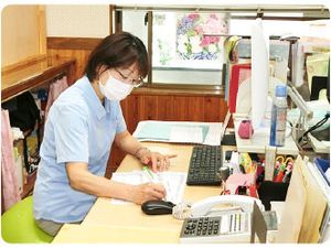 スタッフが作業中の室内