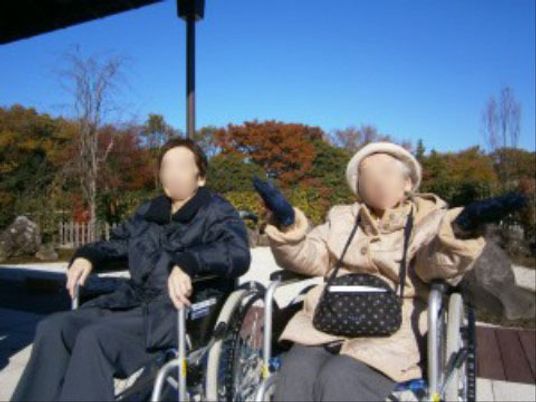 車椅子の方々と青空