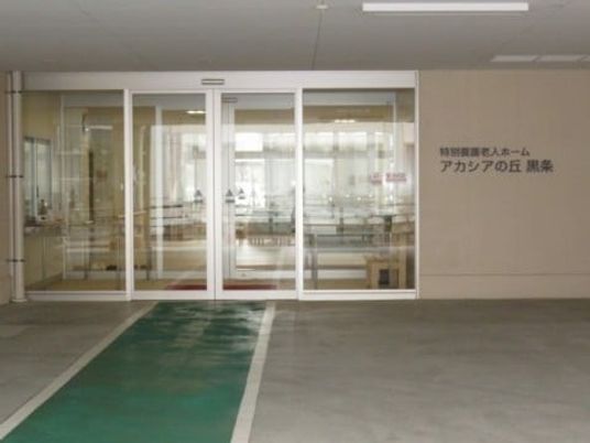 ガラス扉のエントランス