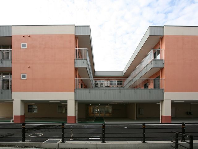 明るい外観 外観 広がる青空の下に、印象的な色合いの建物が佇んでいます。快適な就業環境が期待できそうです。