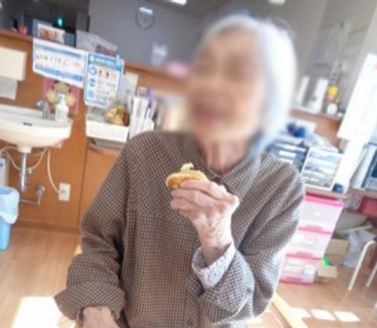楽しい様子を伝える人物
