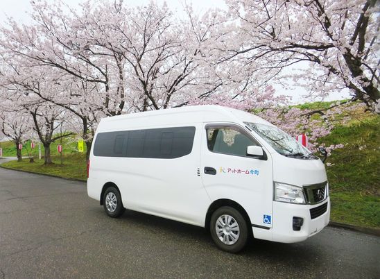 桜並木の送迎バス