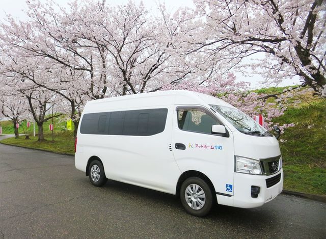 桜並木の送迎バス