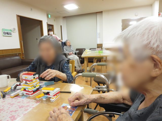 リビングで団欒する人々