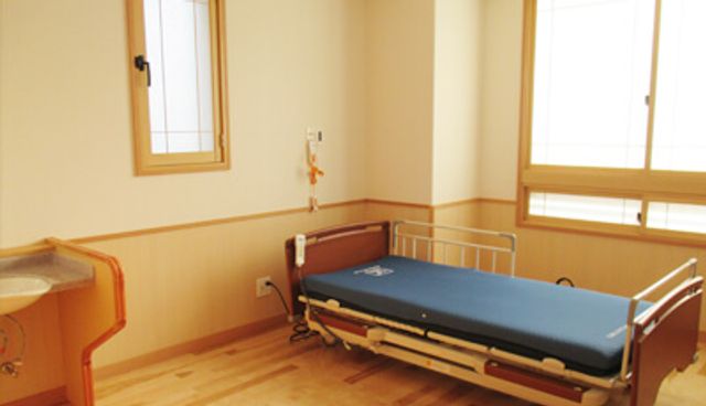 自然光が入る居室 居室 大きな窓から自然光が差し込み、居心地の良い空間となっています。リラックスできる設備が整っています。