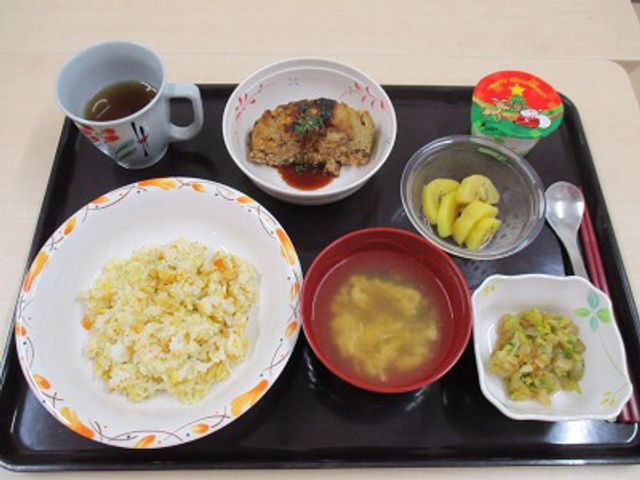 彩り豊かな料理の食事 食堂 栄養バランスが整った季節の料理が提供されるメニューです。温かいお茶と共にお召し上がりいただけます。