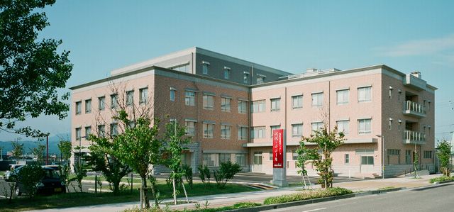 明るい建物外観 外観 広々とした外観が印象的です。自然に囲まれた場所に位置しています。