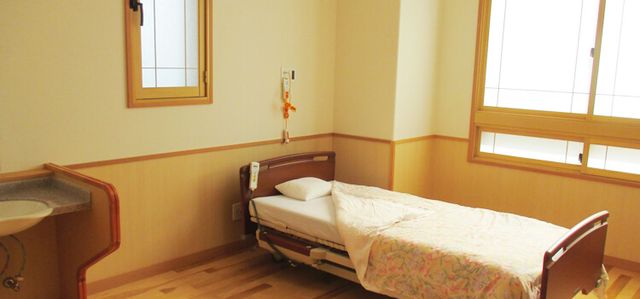 シンプルな居室 居室 自然光が差し込む、快適なシングルルームです。落ち着いた雰囲気で、ゆったりと過ごせます。