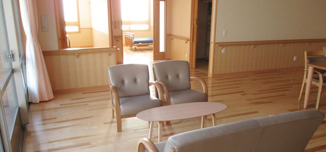 広々としたラウンジ ラウンジ 自然光がたっぷり入る広々としたラウンジです。落ち着いた雰囲気の中で休憩できます。