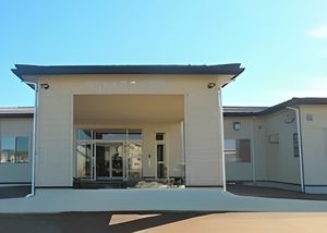 明るい出入口の建物外観