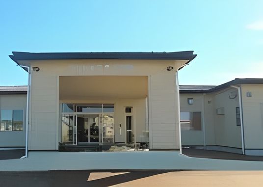明るい出入口の建物外観