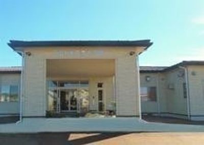 明るい出入口の建物外観