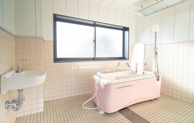 明るい設備の浴室