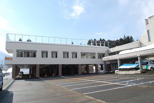 広い駐車場がある外観
