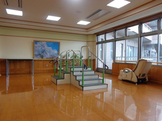 緑の手すりが付いた階段の部屋