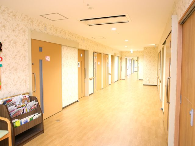 明るい廊下 廊下 清潔感のある長い廊下です。車椅子が通りやすい広さが確保されています。