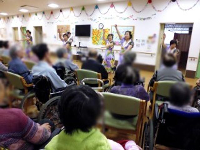 多目的室でのイベント 多目的室 参加者が楽しんでいる様子が伝わります。音楽やダンスを通じて交流が深められます。