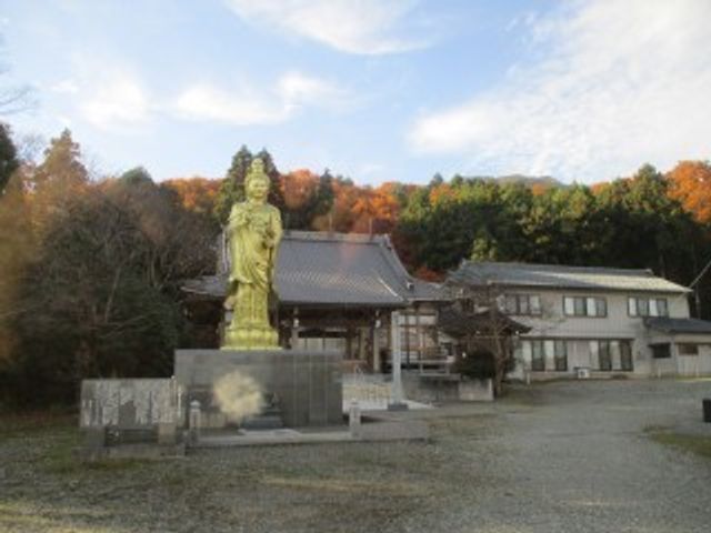 施設の外観と仏像が見える庭 外観 広い敷地に建物と大きな仏像が並ぶ落ち着いた外まわりです。周囲の木々が彩りを添えています。