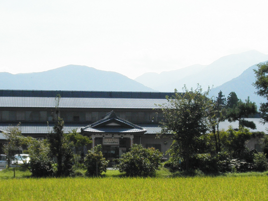 山並みの見える外観  