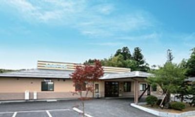 緑に囲まれた建物外観